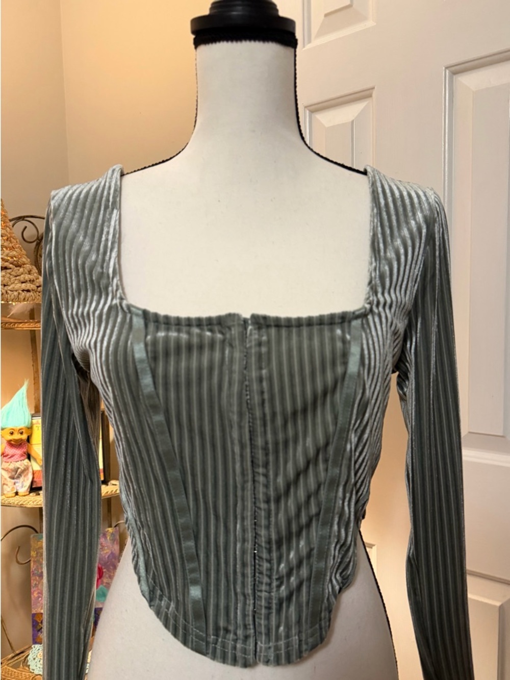 Haute Monde Sage Green Long-Sleeve Corset Crop Top size medium euc - Picture 2 of 5